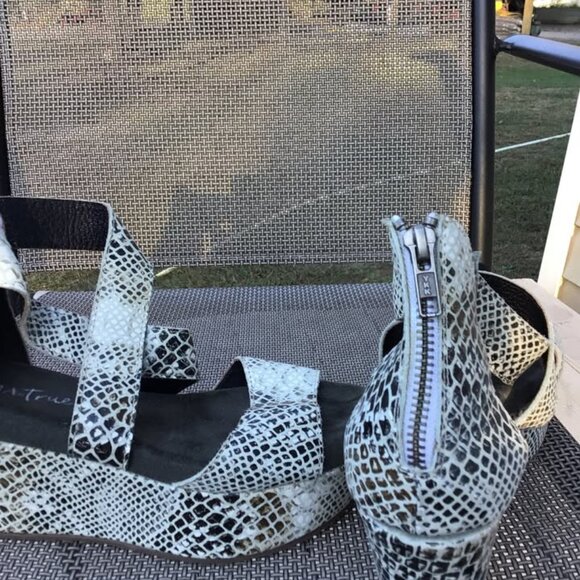 Diba True Busta Move wedge sandal in a snakeskin pattern - Picture 3 of 3